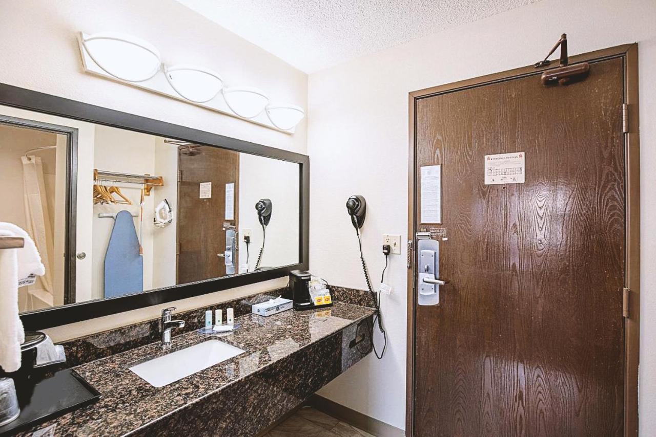 Norwood Inn & Suites Milwaukee Butler Kültér fotó