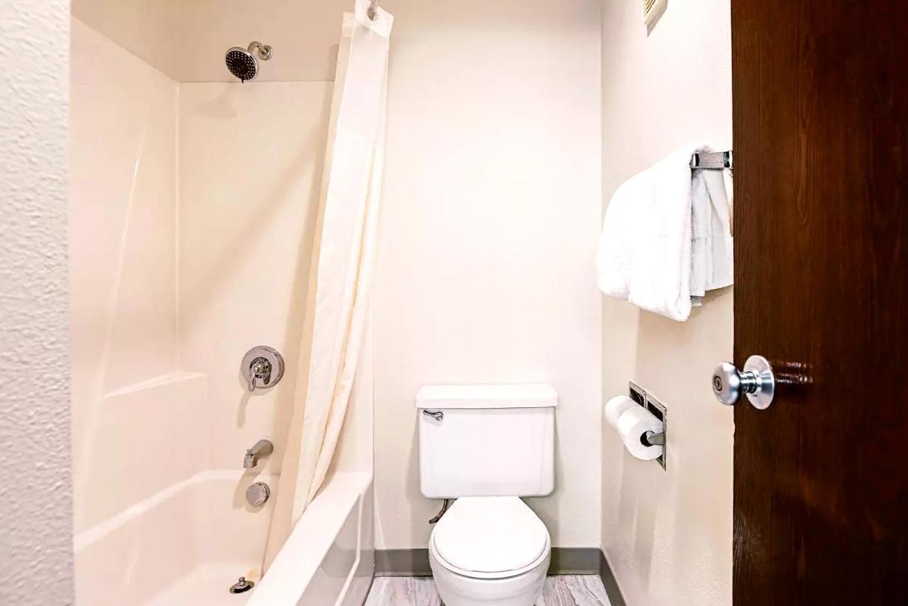 Norwood Inn & Suites Milwaukee Butler Kültér fotó